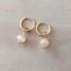 ARO DE ACERO DORADO ARGOLLA 2 MM CON BISAGRA Y PERLA OJO DE GATO BEIGE COLGANTE. DIÁMETRO 12 MM