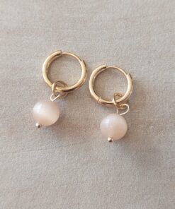 ARO DE ACERO DORADO ARGOLLA 2 MM CON BISAGRA Y PERLA OJO DE GATO BEIGE COLGANTE. DIÁMETRO 12 MM