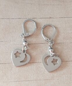 ARO DE ACERO BRISURA CON CORAZÓN CALADO CON ESTRELLA Y LUNA. LARGO TOTAL 40 MM