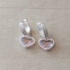 ARO LAMINADO EN PLATA HUGGIES CON DOBLE HILERA DE STRASS (12 X 3 MM) Y DIJE CORAZON ACRILICO ROSA. LARGO 22 MM