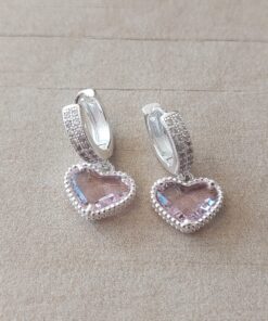 ARO LAMINADO EN PLATA HUGGIES CON DOBLE HILERA DE STRASS (12 X 3 MM) Y DIJE CORAZON ACRILICO ROSA. LARGO 22 MM
