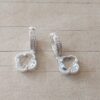 ARO LAMINADO EN PLATA HUGGIES CON DOBLE HILERA DE STRASS (12 X 3 MM) Y DIJE VAN CLEEF ACRILICO BLANCO. LARGO 22 MM