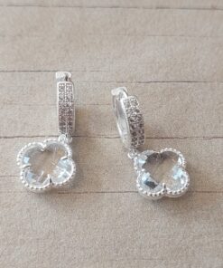 ARO LAMINADO EN PLATA HUGGIES CON DOBLE HILERA DE STRASS (12 X 3 MM) Y DIJE VAN CLEEF ACRILICO BLANCO. LARGO 22 MM