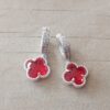 ARO LAMINADO EN PLATA HUGGIES CON DOBLE HILERA DE STRASS (12 X 3 MM) Y DIJE VAN CLEEF ACRILICO ROJO. LARGO 22 MM