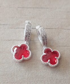 ARO LAMINADO EN PLATA HUGGIES CON DOBLE HILERA DE STRASS (12 X 3 MM) Y DIJE VAN CLEEF ACRILICO ROJO. LARGO 22 MM