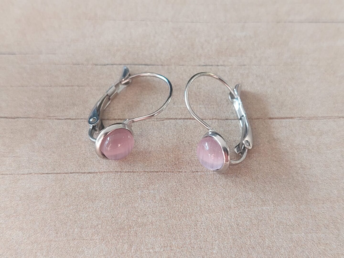 ARO DE ACERO BRISURA CON MEDIA PERLA OJO DE GATO ROSA 6 MM