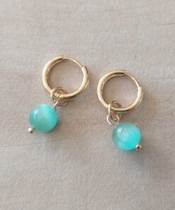 ARO DE ACERO DORADO ARGOLLA 2 MM CON BISAGRA Y PERLA OJO DE GATO CELESTE COLGANTE. DIÁMETRO 12 MM