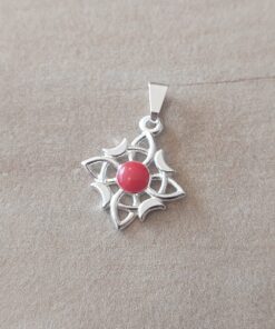 DIJE LAMINADO EN PLATA NUDO DE BRUJAS ESMALTADO ROJO. TAMAÑO 16 MM