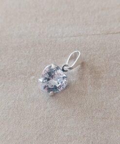 DIJE LAMINADO EN PLATA CUBIK CORAZON ENGARZADO BLANCO. LARGO 17 MM