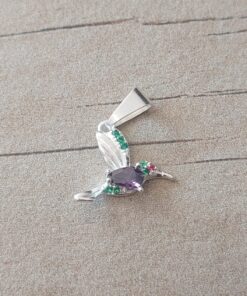 DIJE LAMINADO EN PLATA COLIBRI CON CUBIK COLOR VIOLETA . TAMAÑO 10 X 14 MM