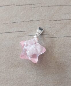 DIJE LAMINADO EN PLATA NUBE ESTRELLA COLOR ROSA, BRILLA EN LA OSCURIDAD. TAMAÑO 22 MM