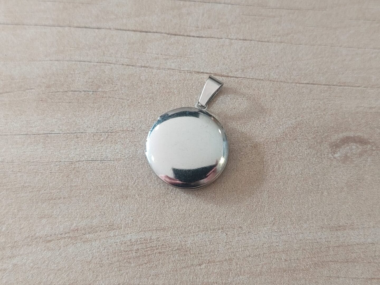 DIJE DE ACERO RELICARIO REDONDO LISO. APTO PARA GRABAR. DIÁMETRO 20 MM