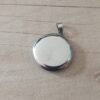 DIJE DE ACERO RELICARIO REDONDO LISO APTO PARA GRABAR. DIÁMETRO 27 MM