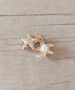 DIJE DE ACERO DORADO DOBLE ESTRELLA DE MAR CON PERLA. TAMAÑO 10 MM