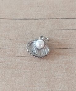DIJE DE ACERO OSTRA CON PERLA. TAMAÑO 13 MM.