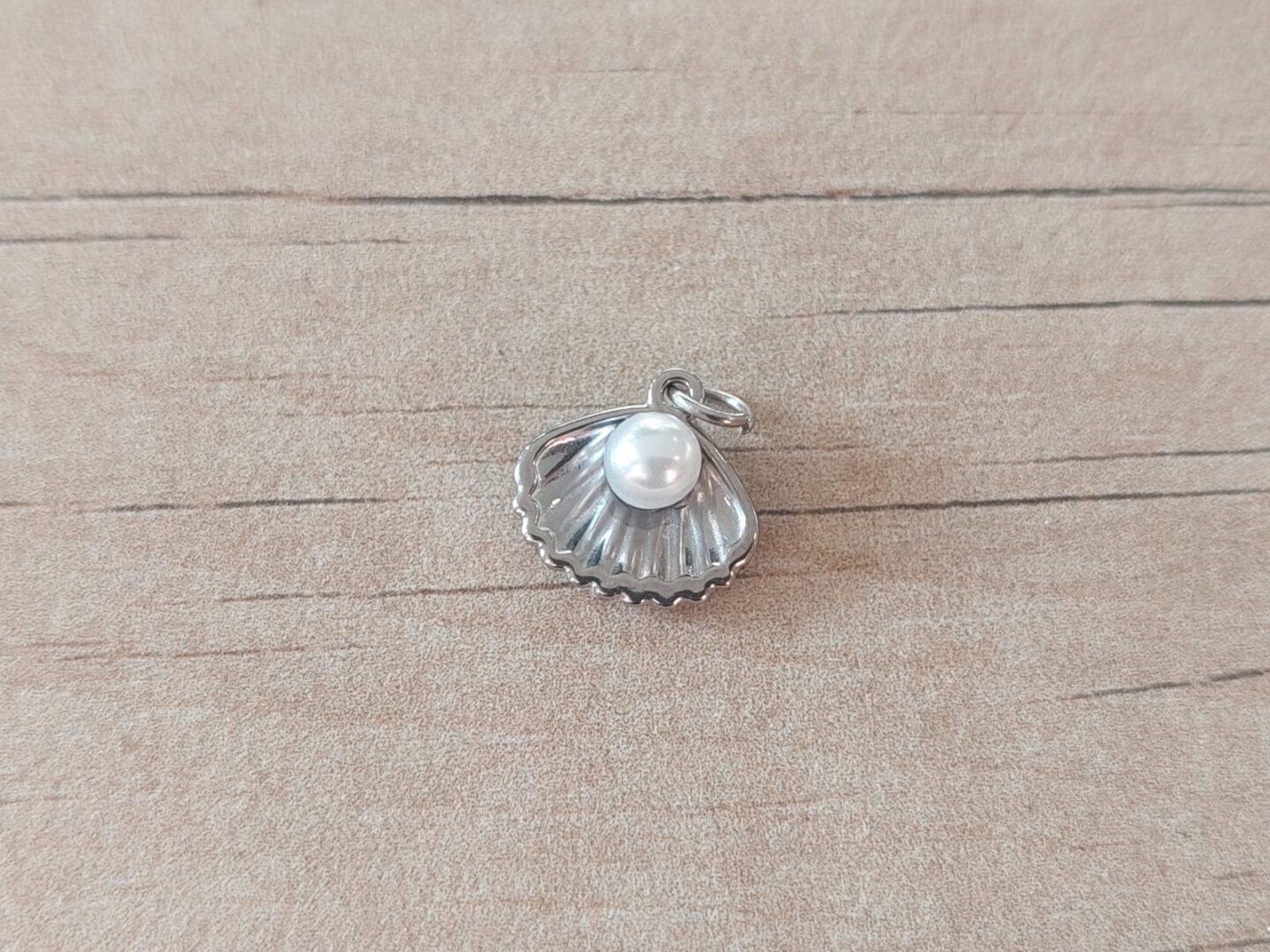 DIJE DE ACERO OSTRA CON PERLA. TAMAÑO 13 MM.