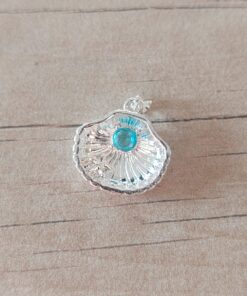 DIJE DE ACERO BLANCO OSTRA CON STRASS TURQUESA. TAMAÑO 15 X 17 MM