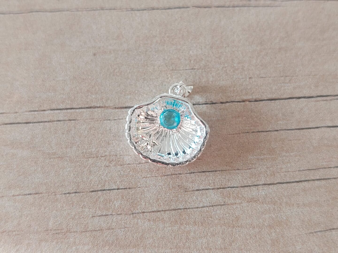 DIJE DE ACERO BLANCO OSTRA CON STRASS TURQUESA. TAMAÑO 15 X 17 MM