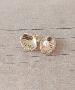 DIJE DE ACERO DORADO OSTRA DOBLE CON PERLA. TAMAÑO 13 MM