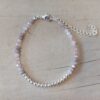 PULSERA DE TANZA CON MOSTACILLAS TONOS LILA Y BOLITAS CON TERMINAL DE ACERO BLANCO. LARGO 16 CM + 5 EXT