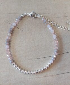 PULSERA DE TANZA CON MOSTACILLAS TONOS LILA Y BOLITAS CON TERMINAL DE ACERO BLANCO. LARGO 16 CM + 5 EXT