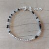 PULSERA DE TANZA CON MOSTACILLAS MULTICOLOR Y BOLITAS CON TERMINAL DE ACERO BLANCO. LARGO 16 CM + 5 EXT