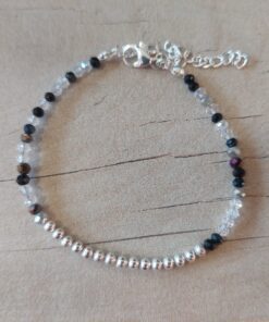 PULSERA DE TANZA CON MOSTACILLAS MULTICOLOR Y BOLITAS CON TERMINAL DE ACERO BLANCO. LARGO 16 CM + 5 EXT