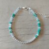 PULSERA DE TANZA CON MOSTACILLAS TONOS VERDES Y BOLITAS CON TERMINAL DE ACERO BLANCO. LARGO 16 CM + 5 EXT