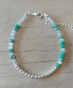 PULSERA DE TANZA CON MOSTACILLAS TONOS VERDES Y BOLITAS CON TERMINAL DE ACERO BLANCO. LARGO 16 CM + 5 EXT