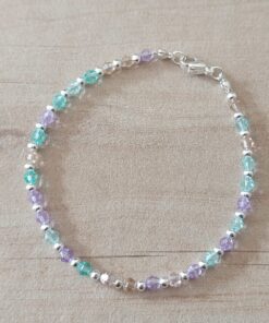 PULSERA DE TANZA CON MOSTACILLAS MULTICOLOR Y BOLITAS CON TERMINAL DE ACERO BLANCO. LARGO 18,5 CM