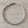 PULSERA DE TANZA CON MOSTACILLAS DEGRADE NEGRO Y BOLITAS CON TERMINAL DE ACERO BLANCO. LARGO 18,5 CM