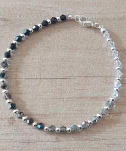 PULSERA DE TANZA CON MOSTACILLAS DEGRADE NEGRO Y BOLITAS CON TERMINAL DE ACERO BLANCO. LARGO 18,5 CM