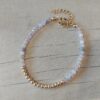 PULSERA DE TANZA CON MOSTACILLAS TONOS LILA Y BOLITAS CON TERMINAL DE ACERO DORADO. LARGO 16 CM + 5 EXT