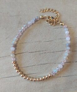 PULSERA DE TANZA CON MOSTACILLAS TONOS LILA Y BOLITAS CON TERMINAL DE ACERO DORADO. LARGO 16 CM + 5 EXT