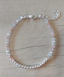 PULSERA DE TANZA CON MOSTACILLAS TONOS BEIGE Y BOLITAS CON TERMINAL DE ACERO BLANCO. LARGO 16 CM + 5 EXT