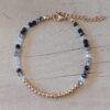 PULSERA DE TANZA CON MOSTACILLAS MULTICOLOR Y BOLITAS CON TERMINAL DE ACERO DORADO. LARGO 16 CM + 5 EXT