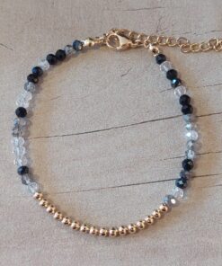 PULSERA DE TANZA CON MOSTACILLAS MULTICOLOR Y BOLITAS CON TERMINAL DE ACERO DORADO. LARGO 16 CM + 5 EXT