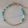 PULSERA DE TANZA CON MOSTACILLAS TONOS VERDES Y BOLITAS CON TERMINAL DE ACERO DORADO. LARGO 16 CM + 5 EXT.