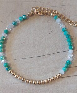 PULSERA DE TANZA CON MOSTACILLAS TONOS VERDES Y BOLITAS CON TERMINAL DE ACERO DORADO. LARGO 16 CM + 5 EXT.