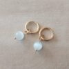 ARO DE ACERO DORADO ARGOLLA 2 MM CON BISAGRA Y PERLA OJO DE GATO BLANCA COLGANTE. DIÁMETRO 12 MM