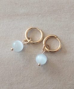 ARO DE ACERO DORADO ARGOLLA 2 MM CON BISAGRA Y PERLA OJO DE GATO BLANCA COLGANTE. DIÁMETRO 12 MM