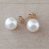 ARO DE ACERO DORADO PERLA PEGADA BLANCA 10 MM.