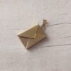 DIJE DE ACERO DORADO SOBRE CON CARTA PARA GRABAR PULIDA AMBAS CARAS 11 X 18 MM.