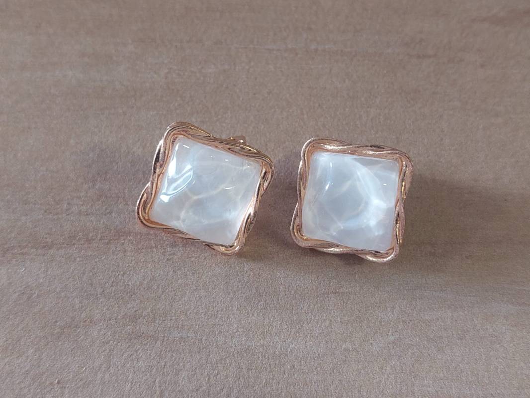 ARO CLIP DE FANTASÍA DORADO CON RESINA ROMBO. MEDIDA 23 MM
