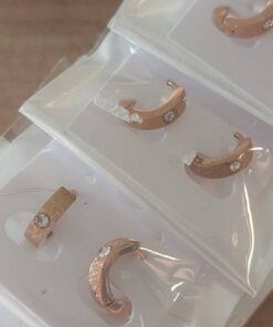 BLISTER X 12 PARES ARO ARGOLLA PLANA 3 MM DE ACERO ROSE CON BISAGRA ARENADA CON UN STRASS. DIÁMETRO 9 MM