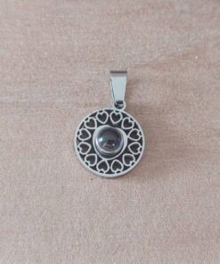 DIJE DE ACERO MANDALA, "TE AMO" EN 100 IDIOMAS DIFERENTES. MEDIDA 15 MM