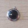 DIJE DE ACERO MEDALLA CON ACRILICO NEGRO Y GUARDA GRIEGA. TAMAÑO 25 MM.