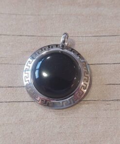 DIJE DE ACERO MEDALLA CON ACRILICO NEGRO Y GUARDA GRIEGA. TAMAÑO 25 MM.