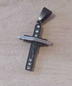 DIJE DE ACERO NEGRO CRUZCOMBINADA CON ACERO COMUN Y 6 STRASS. TAMAÑO 23 X 26 MM