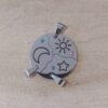 DIJE DE ACERO PARA PARTIR LUNA, SOL Y ESTRELLA CON STRASS. TAMAÑO 25 MM